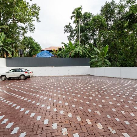 Cochin Airport Hotel Коччи Экстерьер фото