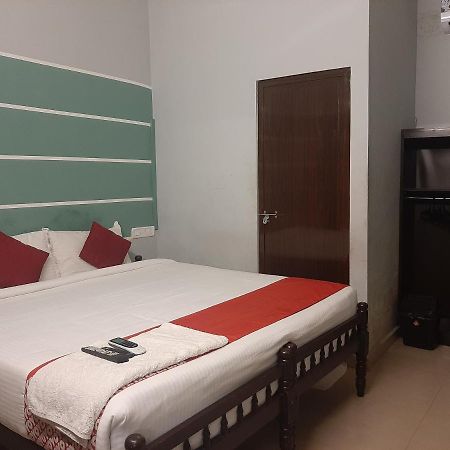 Cochin Airport Hotel Коччи Экстерьер фото